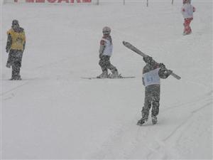 Paintball pe schiuri la Serbările Zăpezii; 2.000 de oameni vin la Băișoara în weekend