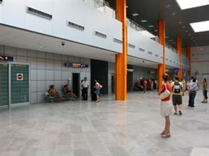 A fost publicat anunţul de licitaţie pentru noua pistă a aeroportului