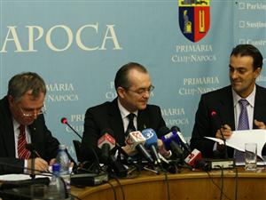 Apostu, felicitat de Boc la semnarea contractului de 6 milioane de lei