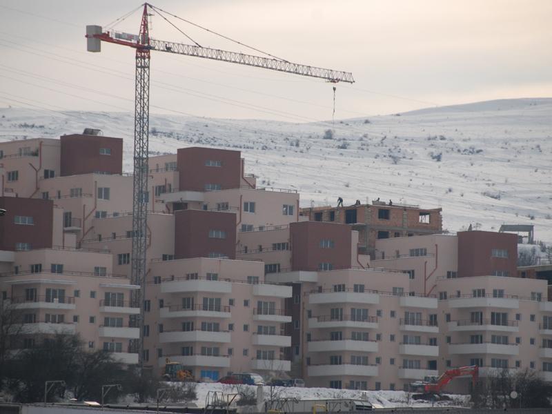 Primeşte apartamentul doar dacă “uită” de întârzierea constructorului