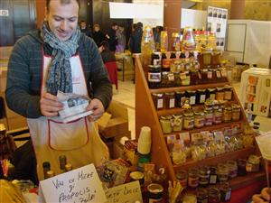 Vin cu miere şi propolis la târgul albinarilor        
