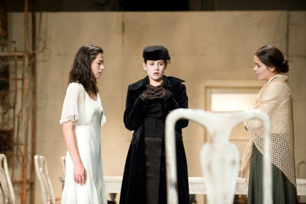 “Trei surori”, în vatianta trupei  “Harag Gyorgy” din Satu-Mare, astăzi la Teatrul Maghiar