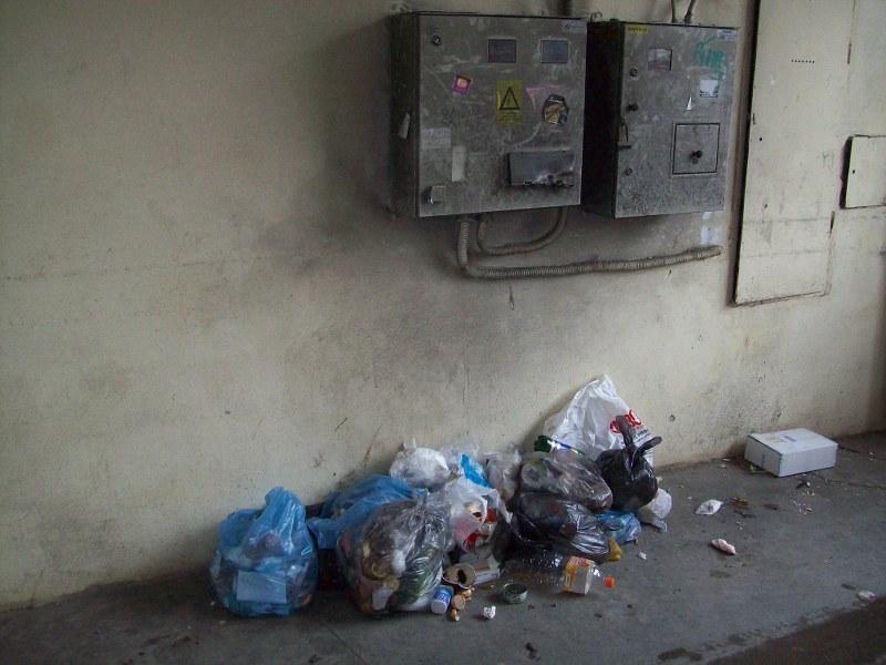 Brantner a luat pubelele de pe Eroilor şi a lăsat în urmă maldăre de gunoi GALERIE FOTO