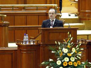 Puterea îşi leagă, din nou, parlamentarii de scaune