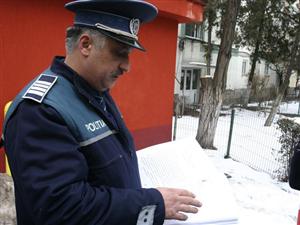 Poliţistul protestatar a renunţat astăzi la greva foamei