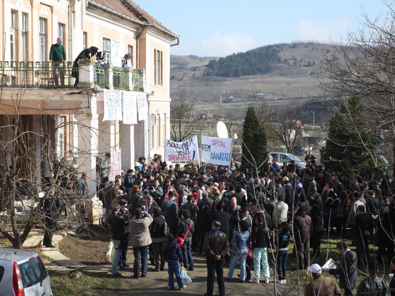 Revoltă în Mociu: “Vrem spital, nu azil” VIDEO