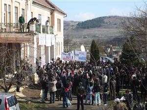 Revoltă în Mociu: “Vrem spital, nu azil” VIDEO