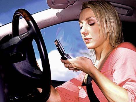 Schimbări în Codul Rutier. Nu se va mai amenda vorbitul la telefon