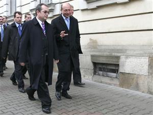 Băsescu mai zgâlţâie o dată fotoliul lui Boc