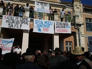 Scandal în Mociu: primarul, viceprimarul şi cinci consilieri locali, cu demisia pe masă