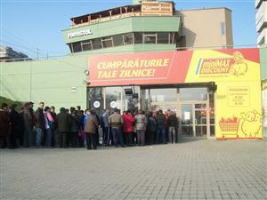 Înghesuială la promoţie la detergent şi la Cluj. Oameni nemulţumiţi FOTO