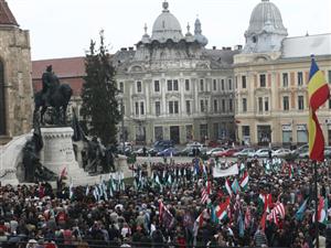 Clujul, “cucerit” de maghiari. Matei Corvin a îmbrăcat centrul în roşu-alb-verde
