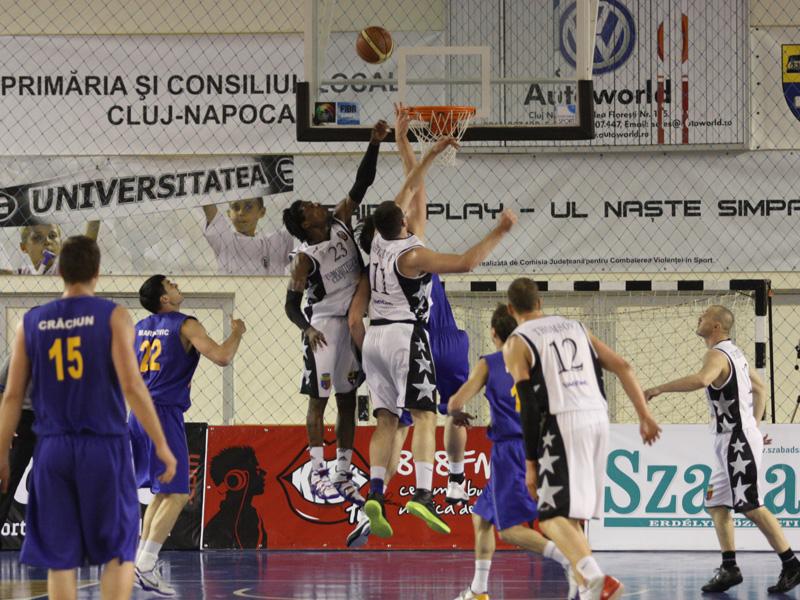 Baschetbaliştii vor să închidă azi duelul cu Sibiul
