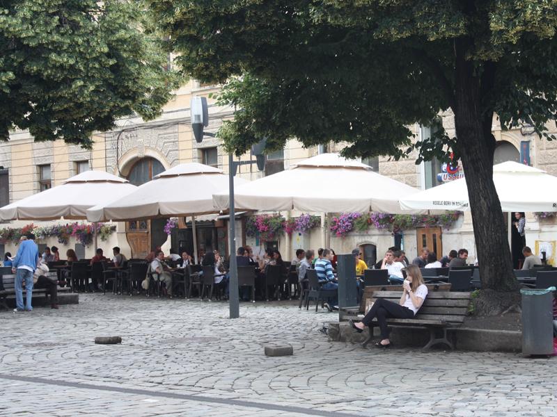 Proprietarii de localuri îşi pregătesc terasele        