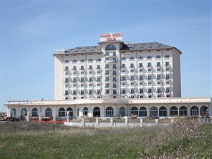 Terenuri de minigolf şi tenis la Grand Hotel         