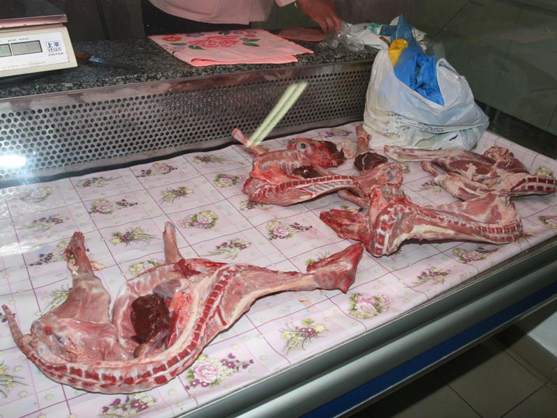 Amenzi pentru vânzătorii de miei şi lactate din Piaţa Mihai Viteazul      