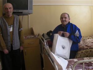 Le-au adus zâmbetul pe buze: fotbaliştii lui “U”au împărţit cadouri nevoiaşilor