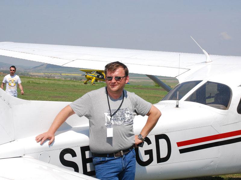Afaceristul-pilot de avion a renunţat la maşină