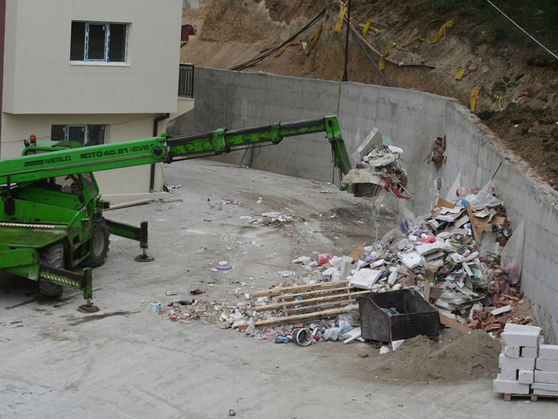 Urbanism în zona Câmpului: gunoi şi un zid în faţa geamurilor, în loc de spaţiu verde         
