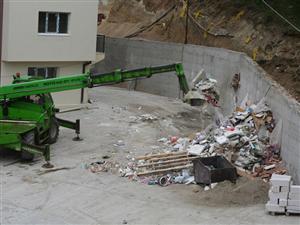 Urbanism în zona Câmpului: gunoi şi un zid în faţa geamurilor, în loc de spaţiu verde         
