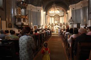 Românii au cea mai mare încredere în biserică şi armată. Parlamentul e codaş, 5% - sondaj