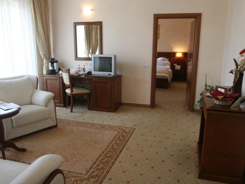 Consiliul local a cedat rugăminţilor hotelierilor