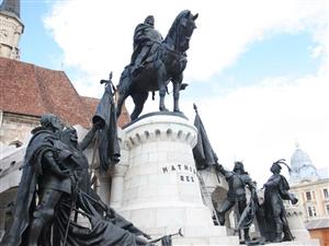 SONDAJ ziuadecj.ro: Ce ar trebui să facă Primăria cu plăcuța lui Iorga?