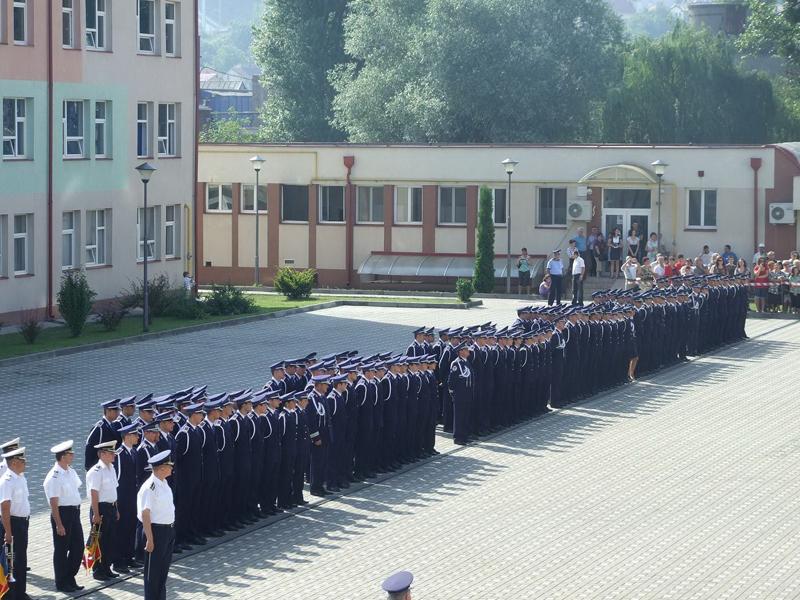 Poliţiştii învaţă să nu fie stresaţi când trag cu pistolul