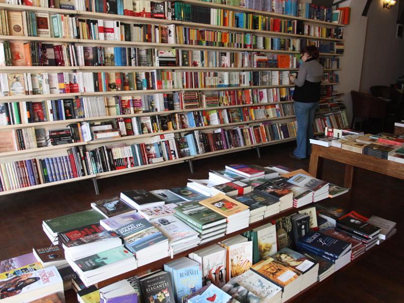 Priveşte, citeşte!: Lansările de carte “invadează” centrul