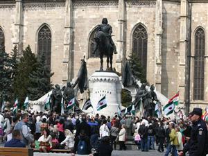 Mobilizare incredibilă a maghiarilor pentru ca plăcuţa lui Iorga să nu fie reinstalată pe monumentul lui Matei Corvin