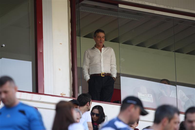 Olăroiu şi Becali s-au luat la harţă cu stewarzii de la CFR Cluj FOTO VIDEO