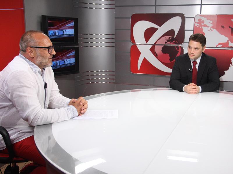 Dan Şova: “Băsescu citeşte Constituţia ca avizierul scării de bloc”