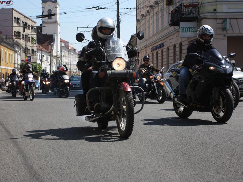 Azi în Cluj: bikeri, bancuri şi fotografii