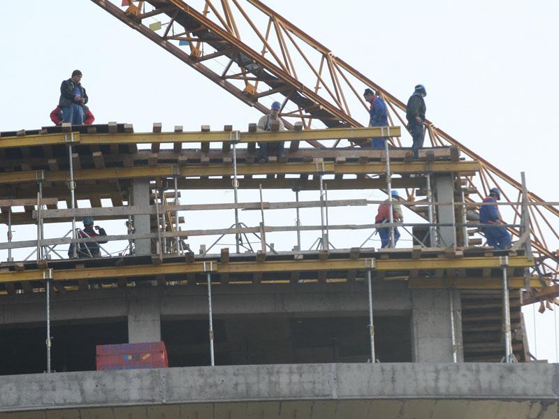 11.000 de noi contracte de muncă          