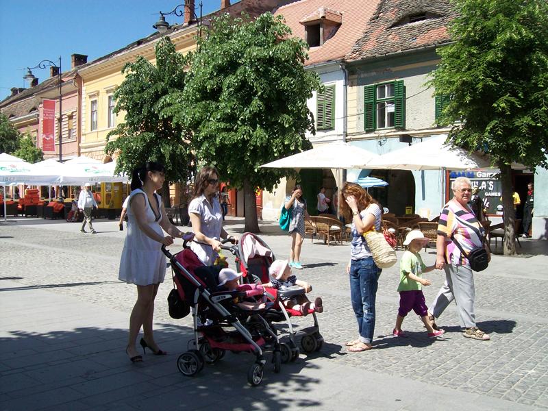 Pietonala din Sibiu: artiştii cântă pe lăcuste şi “îl vânează” pe Dracula