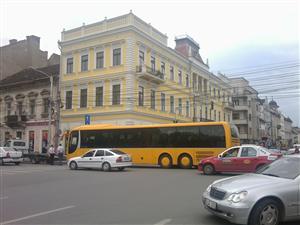 Un autocar s-a stricat în centrul Clujului şi a blocat circulaţia FOTO / VIDEO