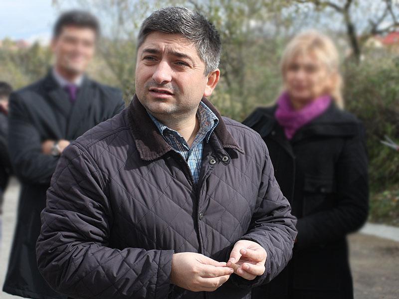 ROMÂNIA REGIONALIZATĂ. Marea bătălie pentru şefia judeţului ar putea să nu mai aibă loc, în 2012. Boc vrea să desfiinţeze consiliile judeţene