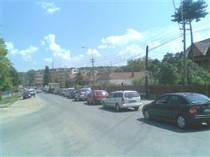 Coadă de zeci de maşini la bariera de pe Tăietura Turcului. Coada se vede şi din satelit
