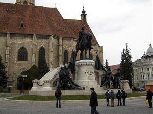 Ministerele Culturii din Ungaria şi România se luptă să dea jos o plăcuţă de pe statuia lui Matei Corvin din piața Unirii, Cluj-Napoca