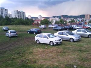Spaţiu verde călărit de maşini, după ce Primăria a transformat o parcare în parc FOTO