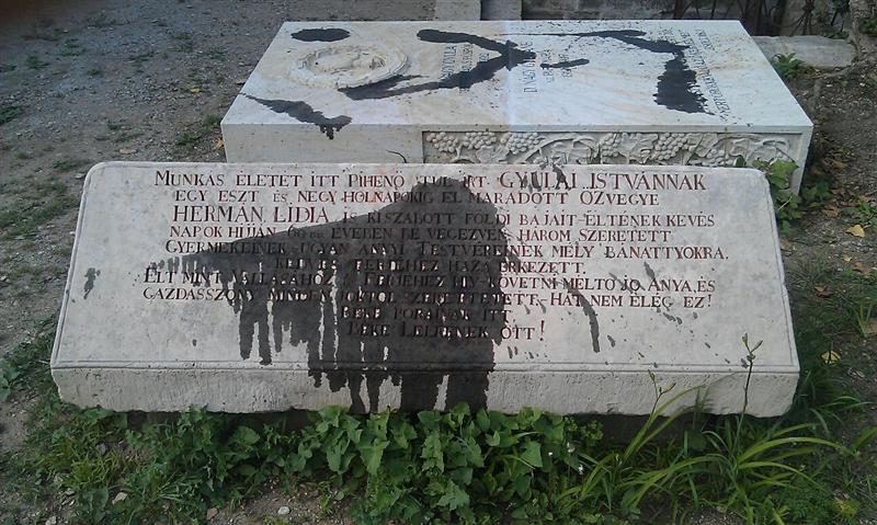 Pietre funerare stropite cu ulei ars, în cimitirul Hajongard. Consiliul Maghiarilor: 
