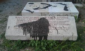 Pietre funerare stropite cu ulei ars, în cimitirul Hajongard. Consiliul Maghiarilor: 