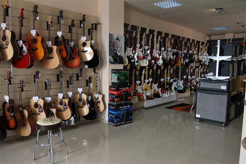 Cel mai mare magazin de instrumente rock din Transilvania se deschide mâine la Cluj