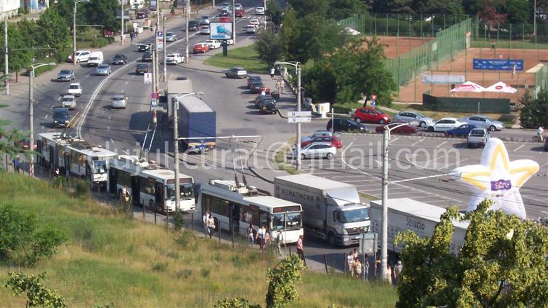 Autobuz lovit de o maşină într-un accident în Gheorgheni FOTO