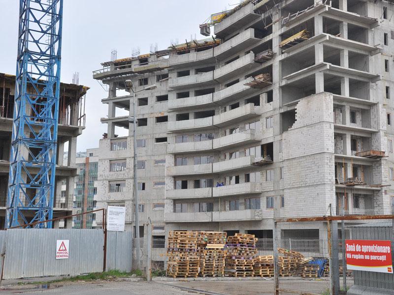 Dezvoltatorul ansamblului Cluj Nou, cu canapelele scoase la executare    