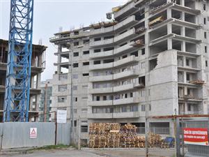 Dezvoltatorul ansamblului Cluj Nou, cu canapelele scoase la executare    