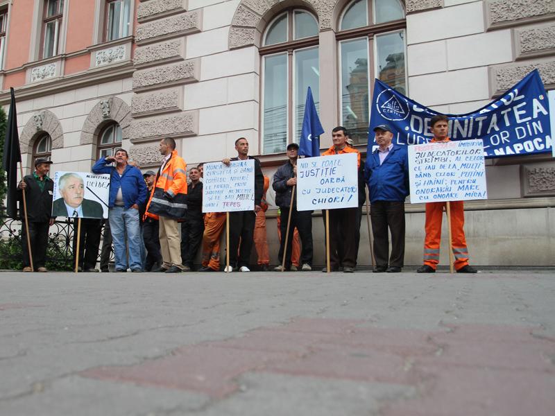 Protest al angajaţilor RADP la uşa Curţii de Apel
