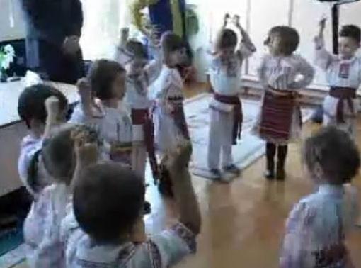 UPDATE 2 Educatoarea care şi-a pus copiii să danseze pe imnul PDL a primit mărire de salariu VIDEO