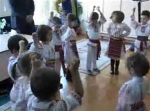 UPDATE 2 Educatoarea care şi-a pus copiii să danseze pe imnul PDL a primit mărire de salariu VIDEO