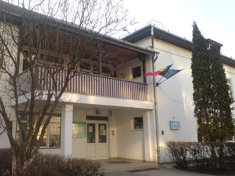 Educatoarea care a pus copiii să danseze pe imnul PDL, “premiată” cu 25%